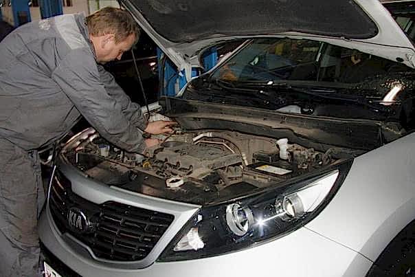 мастер смотрит генератор в авто